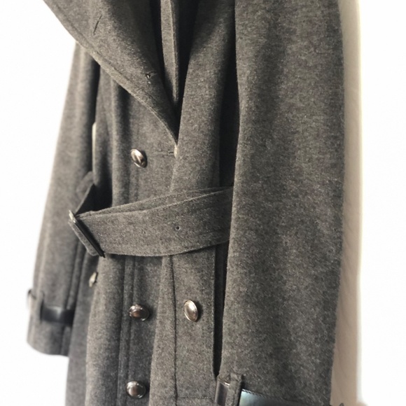 Burberry Wool and Cashmere Double-Breasted Coat - Picture 6 of 9